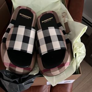 Size EUR38 Burberry buckingham check slide